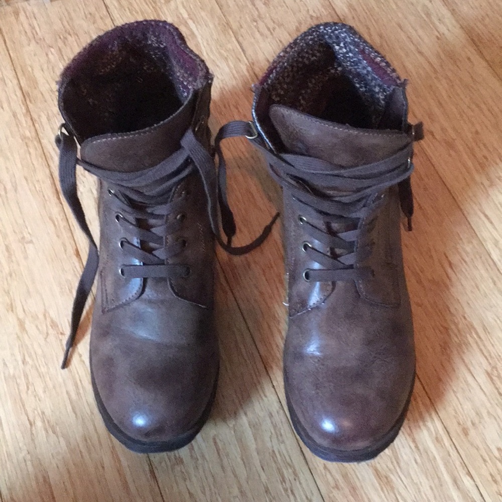 Suede work boot w/ embroidery detail WORN ONCE sz9